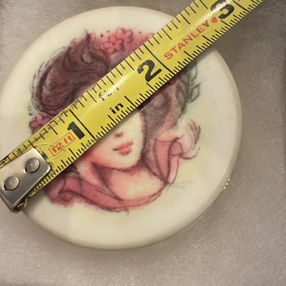 Vintage 60s Avon Cameo Compact Mirror With Pressed Powder Refillable 2.5” - Picture 8 of 9